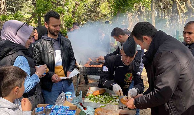 Kaymakam mangalın başına geçti, pişirdiklerini elleriyle ikram etti