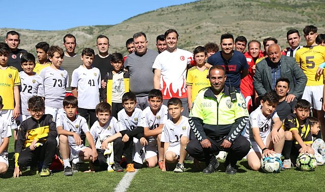 Kaymakam miniklerin teklifini geri çevirmedi, sahaya çıktı