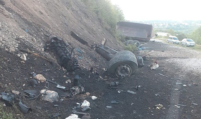 Kaza sonrası yanan kamyon parçalara ayrıldı: 1 ölü