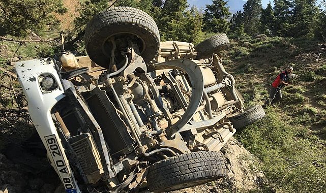 Kaza yapan araçta sıkışanlar 2 kişi için seferber oldular