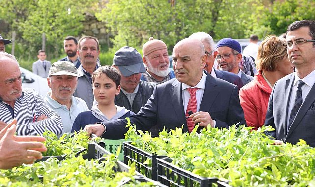 Keçiören Belediyesi 4 köyde ücretsiz fide dağıttı