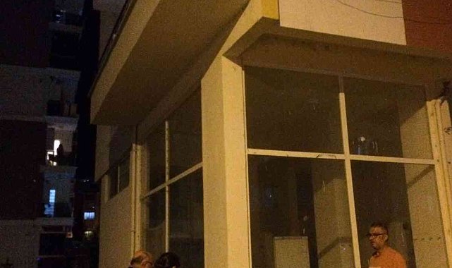 Kendini asan gence yoldan geçen polisler ve sağlıkçı eşi müdahale etti