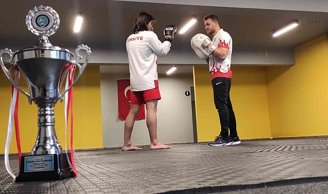 Kendisinden 3 yaş büyük 20 rakibini geçerek kick boksta dünya şampiyonu oldu