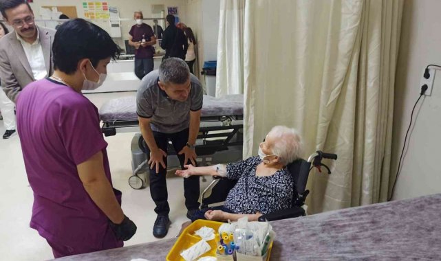 Kepez Devlet Hastanesi, hastalarını bayramda da yalnız bırakmadı