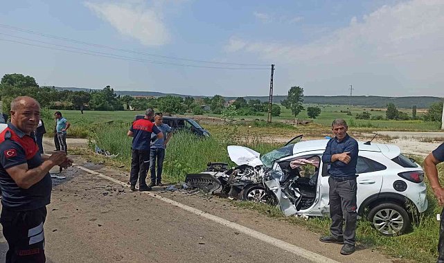 Keşan - Enez karayolunda trafik kazası, sürücü araç içinde sıkıştı