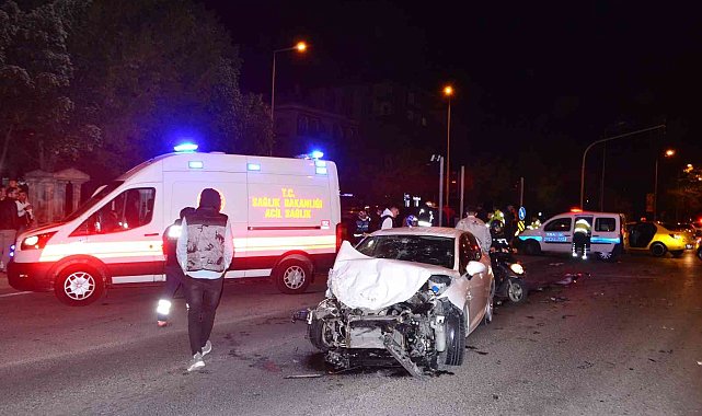 Kırmızı ışık ihlali yapan alkollü sürücü minibüsle çarpıştı: 3 yaralı