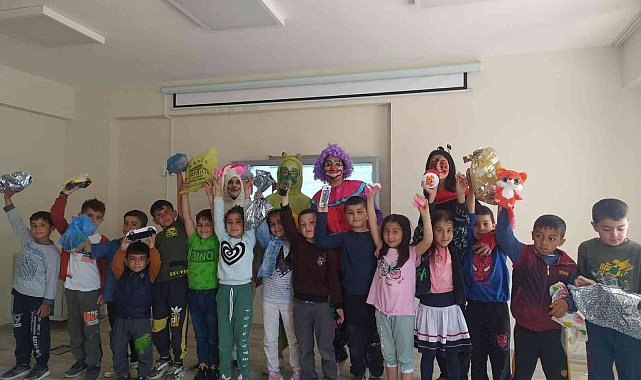 Kırsal mahalle okullarındaki öğrencilerle oyuncaklarını paylaştılar