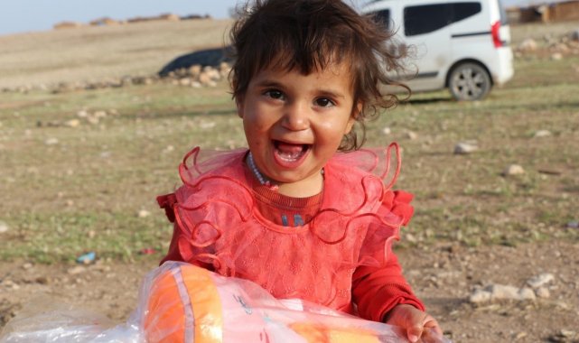 Kırsaldaki göçer çocukların oyuncak sevinci