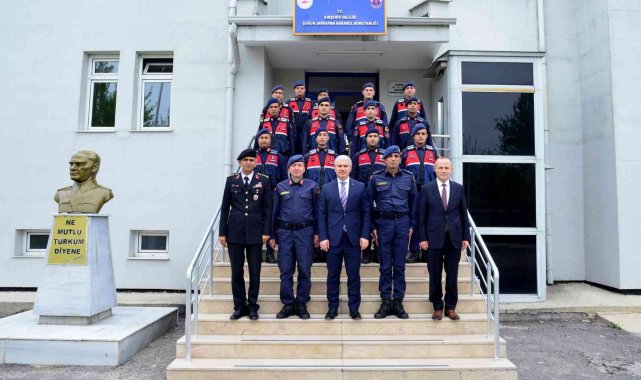 Kırşehir Valisi Akın, bayramda kamu kurumlarını ziyaret etti