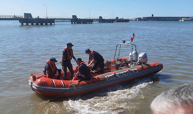 Kıyıya vuran yunus, ekipler tarafından kurtarıldı