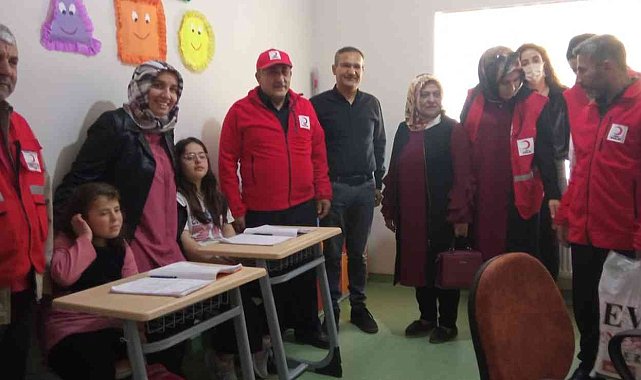 Kızılay gönüllüleri engellileri unutmadı