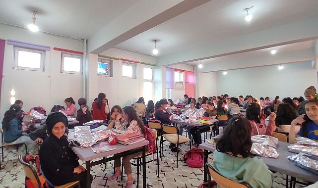 Kızılay Kadın Kolları, kız çocuklarının elinden tuttu