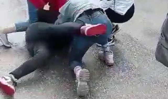 Kızların küfürlü tartışması saç baş kavgaya dönüştü