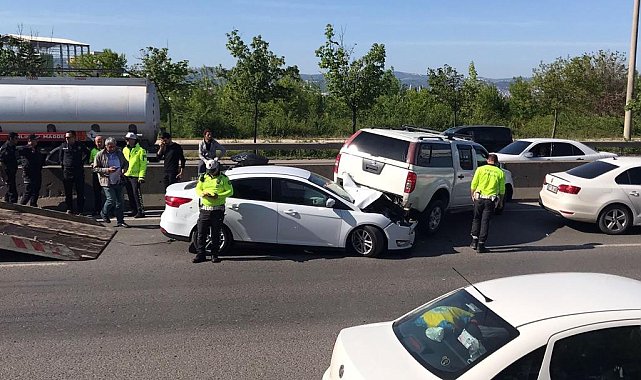 Kocaeli'de zincirleme kaza: Kamyonetin altında kalan otomobilin sürücü yaralandı