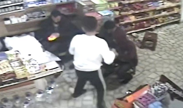 Kolonyalı şaka yapayım derken kuzenini yakıyordu