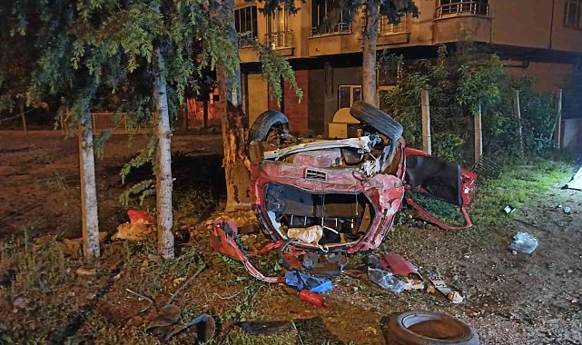 Kontrolden çıkan araç bahçe duvarına çarparak takla attı: 2 ölü, 1 yaralı