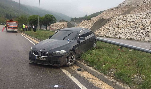Kontrolden çıkan otomobil aydınlatma direği çarptı, 1 kişi yaralandı