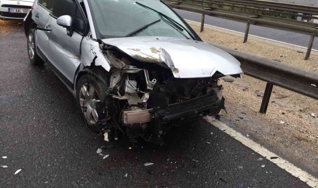 Kontrolden çıkan otomobil bariyerlere çarptı; 1&#039;i çocuk 3 kişi yaralandı