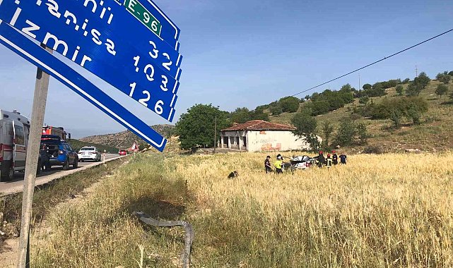 Kontrolden çıkan otomobil mesafe levhasına çarpıp tarlaya uçtu: 2 yaralı