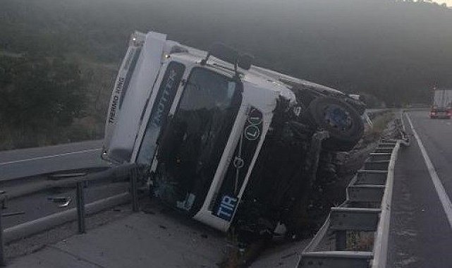 Kontrolden çıkan tır orta refüje devrildi