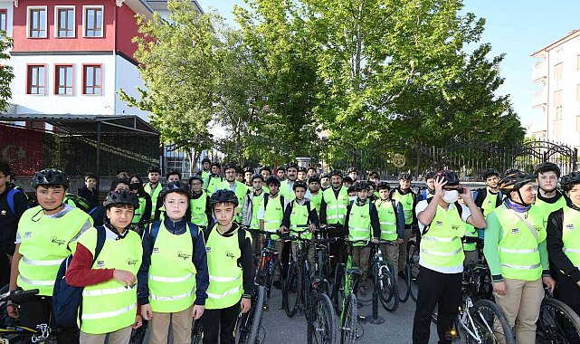 Konya'da öğrenciler okullarına güvenli bisiklet yolu ile gidiyor