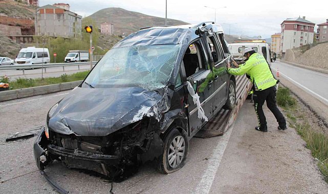 Köpeğe çarpmamak için kaza yaptı: 2 yaralı