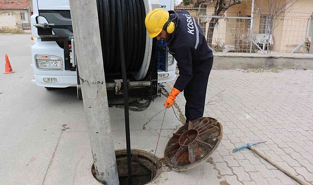 KOSKİ taşkın riskine karşı kombine araçlarla kanal temizliği yapıyor