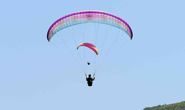 Kostümlerini giyip gökyüzünde uçtular
