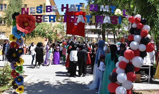 Kostümlü balo gibi sergi