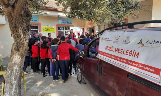 Köy köy dolaşarak okullarını tanıtıyorlar