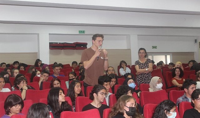 Köyceğiz&#039;de yazar Semih Gümüş öğrencilerle buluştu