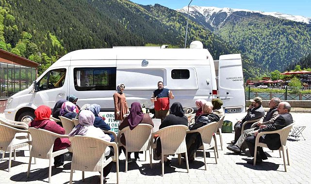 Köyleri gezerek üretici kadınlara organik tarım eğitimi veriyor