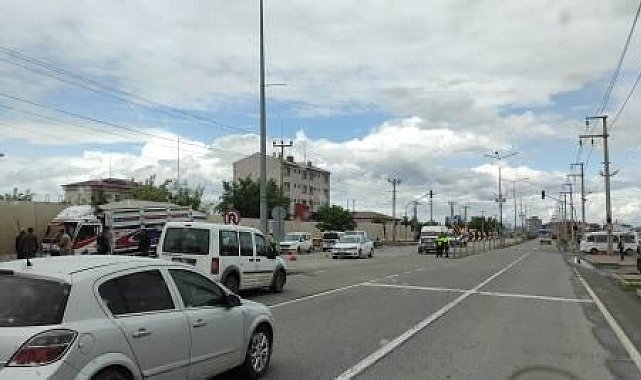 Koyun yüklü kamyonet Emniyet Müdürlüğünden çıkan otomobile çarptı: 20 koyun telef oldu