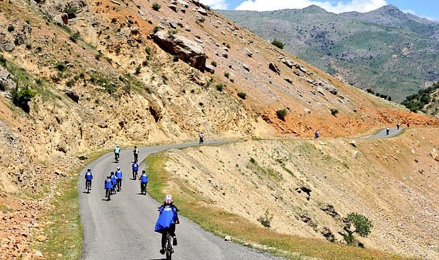 Kozluk'ta gençler uçurtma uçurup sağlıklı yaşam için pedal çevirdi