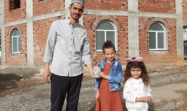 Kumbaralarında biriktirdikleri bisiklet paralarını inşaatı devam eden camiye bağışladılar