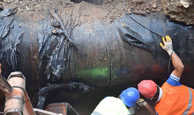 Kumluca'da patlayan içme suyu ana isale borusu kesintiye sebep oldu