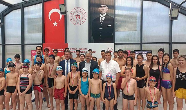 Kumluca&#039;da yüzme şenliği düzenlendi