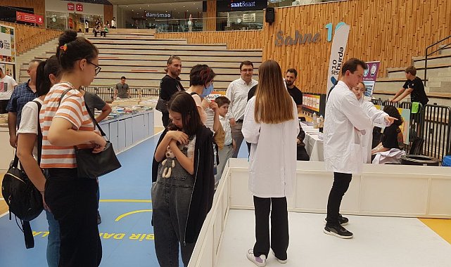 Kurdukları stand'la sokak hayvanlarını sahiplendirdiler