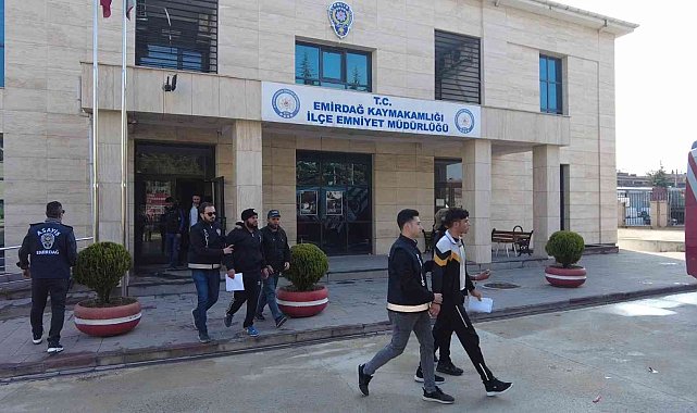 Kürek ve palalarla birbirlerine saldıran 14 kişiyi polis yakaladı