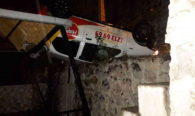 Kurye aracı kaza yaptı: 2 yaralı