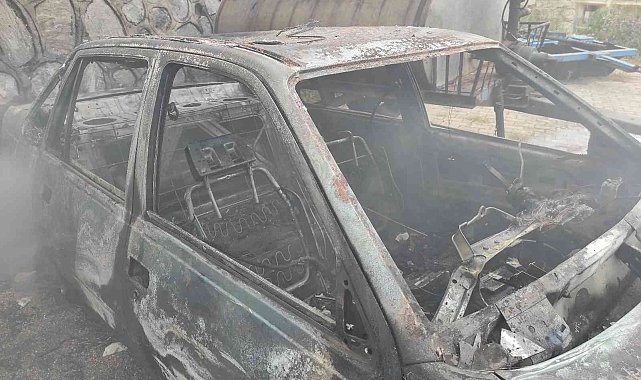 Kuşadası'nda 5 yıldır park halindeki otomobil yandı