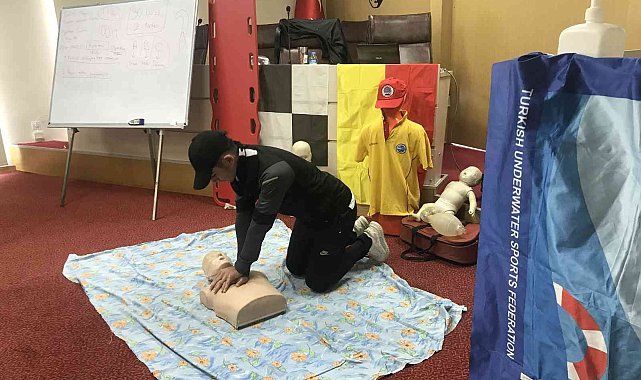 Kuşadası'nda cankurtaran adayları yoğun bir eğitimden geçti