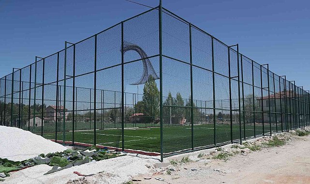 Kütahya'da 14 mahalleye halı saha