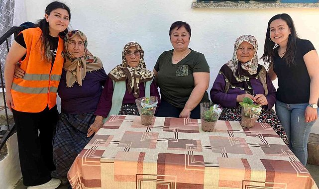 Kuyucak'ta annelere çiçekli sürpriz