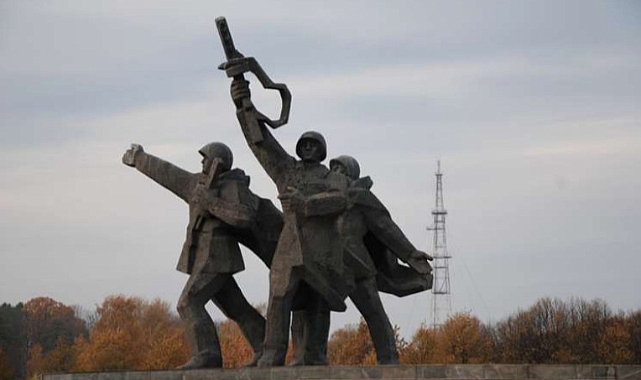 Letonya&#039;da &#039;Sovyet anıtı&#039; krizi