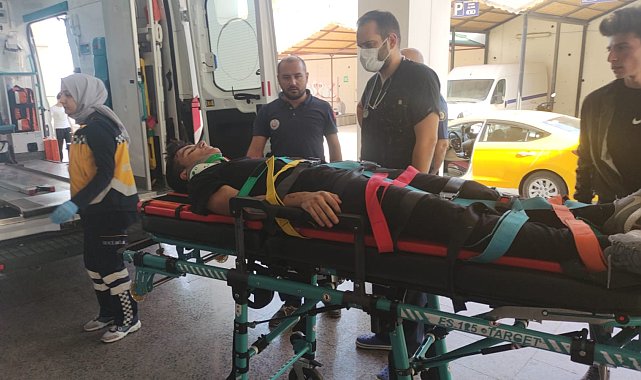 Liseli gençler otomobilin altında kalıp yaralandı