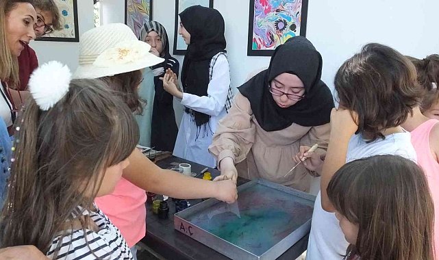 Liseli kızlar açtıkları sergide çocuklara ebru sanatını öğretti