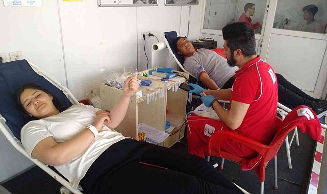 Liseli öğrencilerden Kızılay'a 100 ünite kan desteği