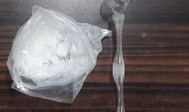 Mahalle ve çarşı bekçileri araçtan atılan uyuşturucuyu böyle buldu