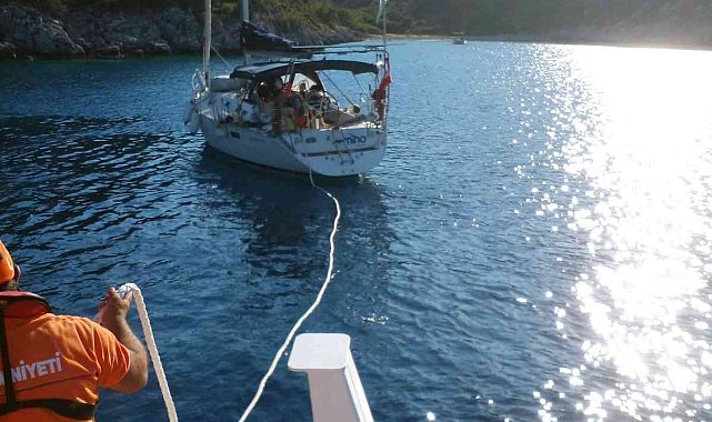 Makine arızası yapan tekne Marinaya çekildi